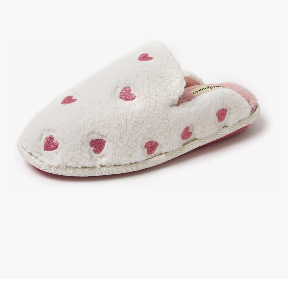 Dearfoams Cozy White Slippers with Pink Hearts (Women’s Size 9-10)